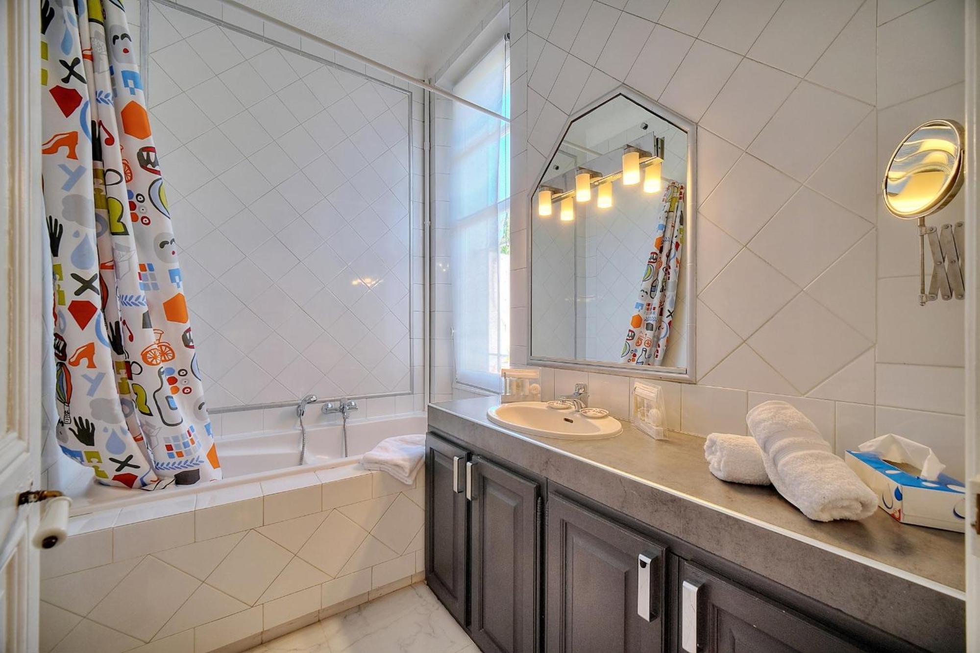 Villa Ref 1821 - Near Center - For Rent Cannes