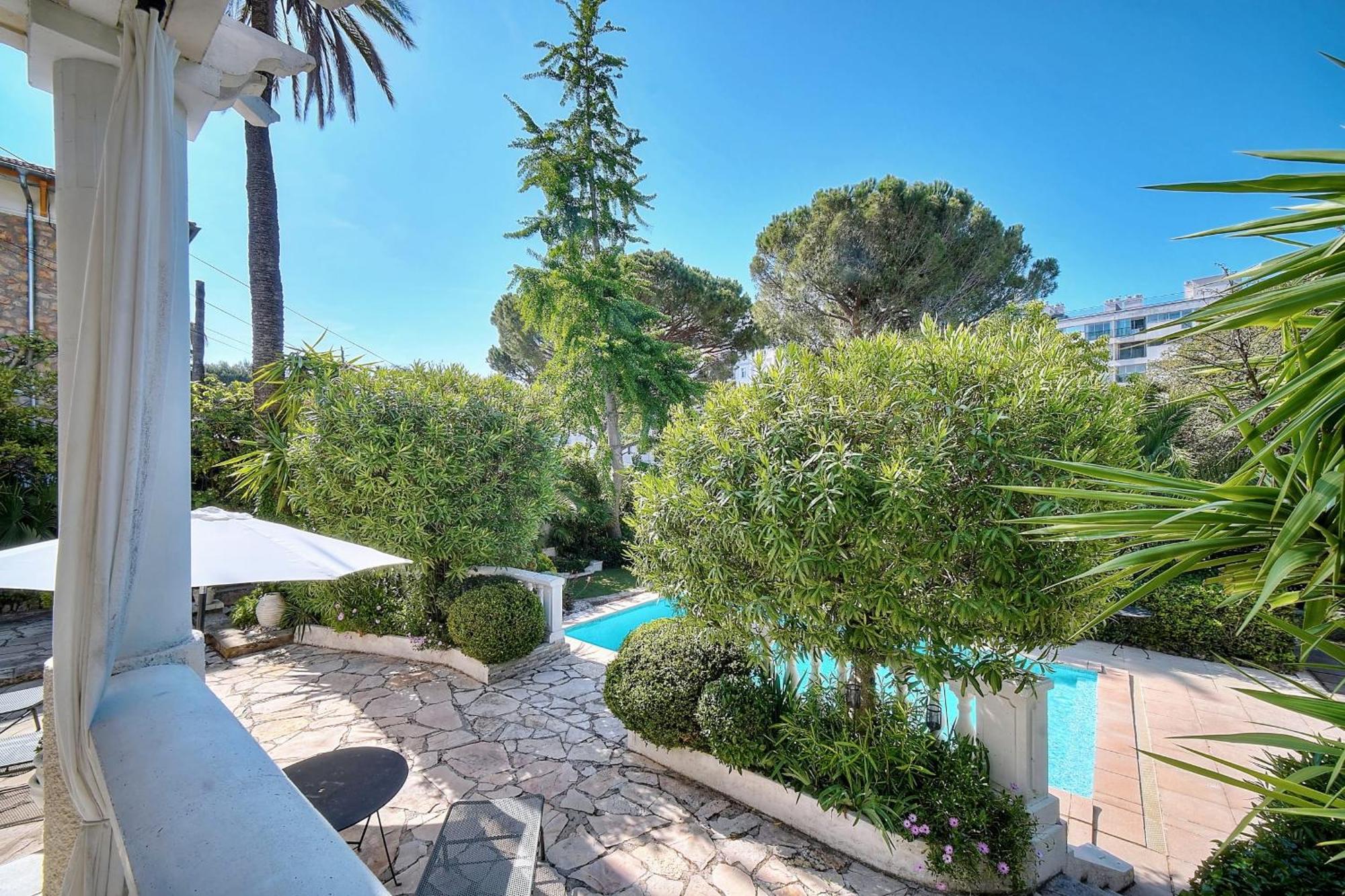 Villa Ref 1821 - Near Center - For Rent Cannes