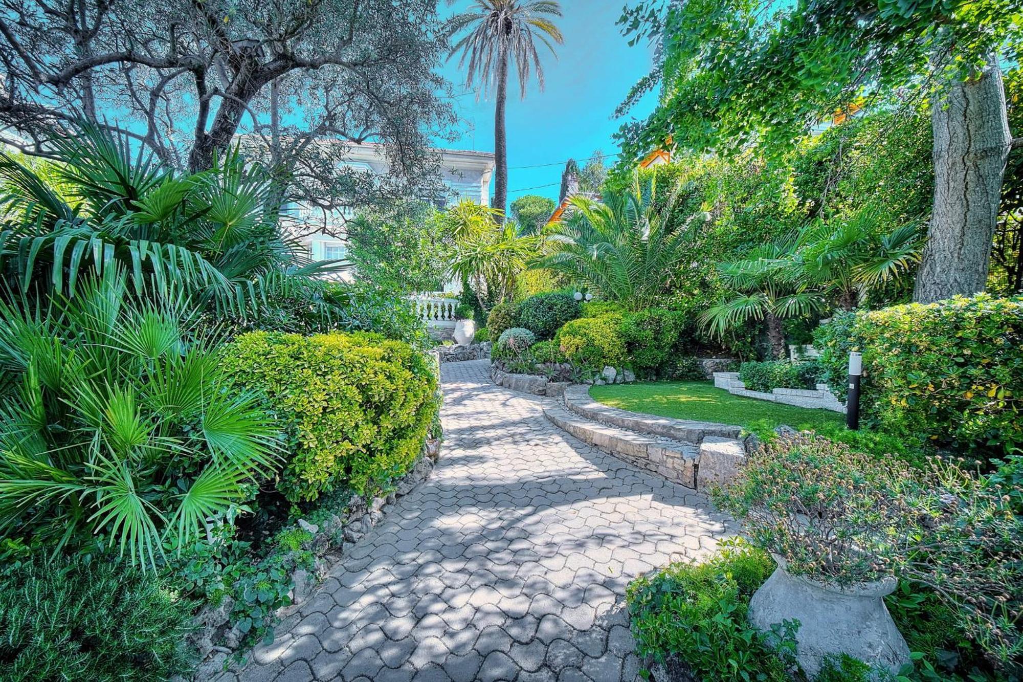Villa Ref 1821 - Near Center - For Rent